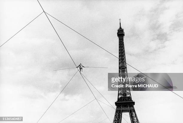 Le funambule français Philippe Petit effectuant la traversée entre le Trocadero et la tour Eiffel, en 1989, à Paris, France.