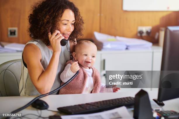 neue probleme mit der arbeit für babys - festnetztelefon stock-fotos und bilder