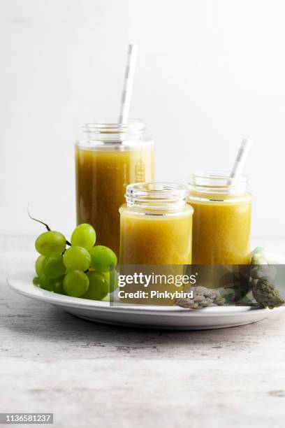 gesunde getränke, gemüsesaft, spargelsaft, smoothie von grünem gemüse, - stoffwechsel entgiftung stock-fotos und bilder