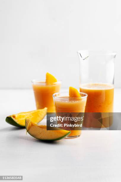 frischer frucht-smoothie, isolierter shake, fresh mango und zitronen-smoothie, mangogetränk - stoffwechsel entgiftung stock-fotos und bilder