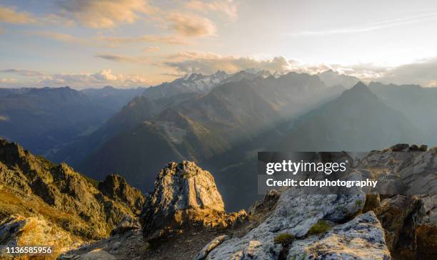 coucher du soleil au sommet dans les alpes suisses - massif mont blanc photos et images de collection