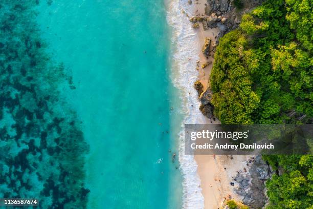 bali-strand van bovenaf. rechte drone geschoten - indonesia stockfoto's en -beelden
