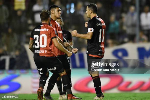 Maximiliano Rodriguez of Newell's All Boys celebrates his side's first goal with the teammate during a match between Gimnasia and Newell's as part of...