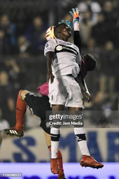 Juan Carlos Hurtado of Gimnasia y Esgrima fights for the ball with Alan Aguerre of Newell's All Boys during a during a match between Gimnasia and...