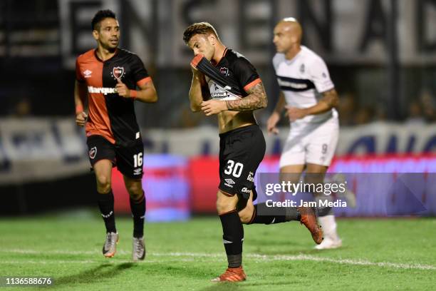 Denis Rodriguez of Newell's All Boys reacts after missing a shot during a during a match between Gimnasia and Newell's as part of Copa de la...