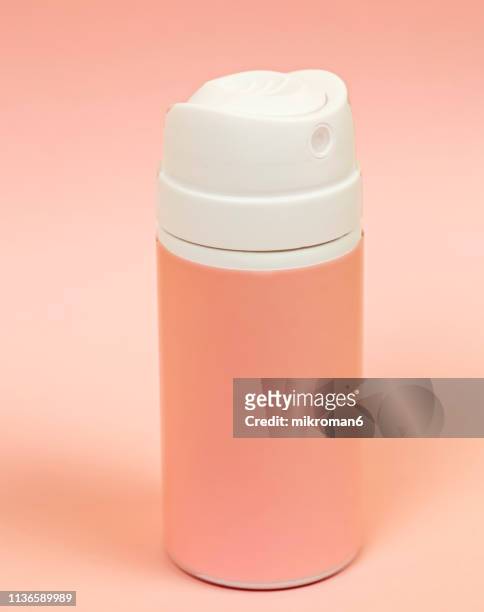 pink aerosol can - luchtverfrisser stockfoto's en -beelden