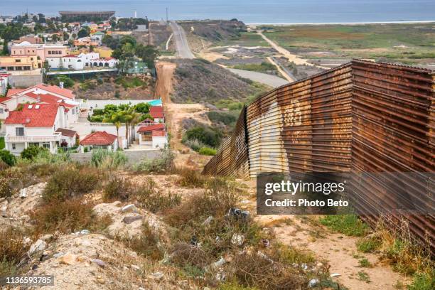 vs/mexico border-de muur - rijksgrens stockfoto's en -beelden