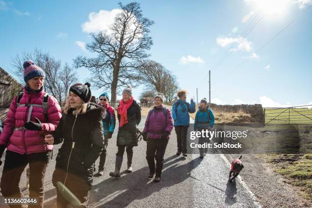 female walking club in the road - competitiegroep stockfoto's en -beelden