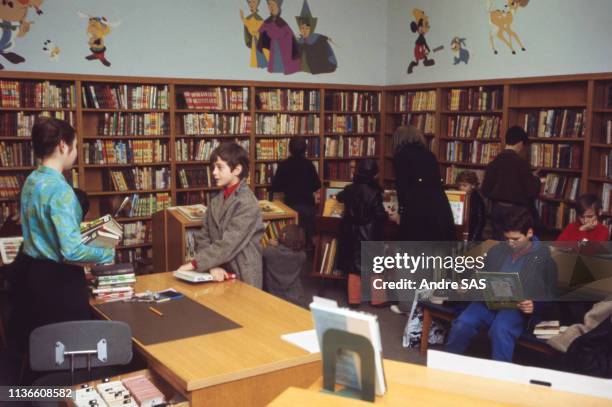 La bibliothèque Plaine-Monceau de la rue Jacques Bingen, à Paris, en 1970, France.