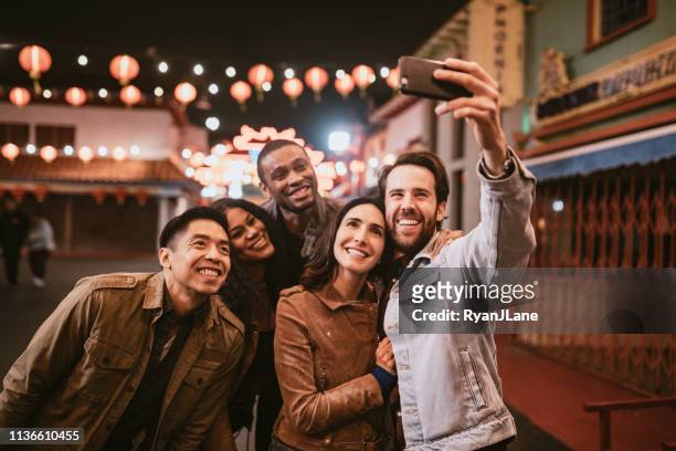 freunde nehmen selfie in chinatown downtown los angeles at night - evening walk stock-fotos und bilder