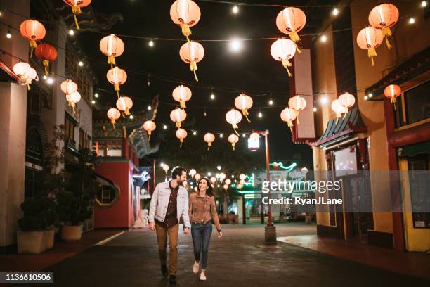 gelukkig paar verkennen chinatown in het centrum van los angeles 's nachts - city of los angeles stockfoto's en -beelden