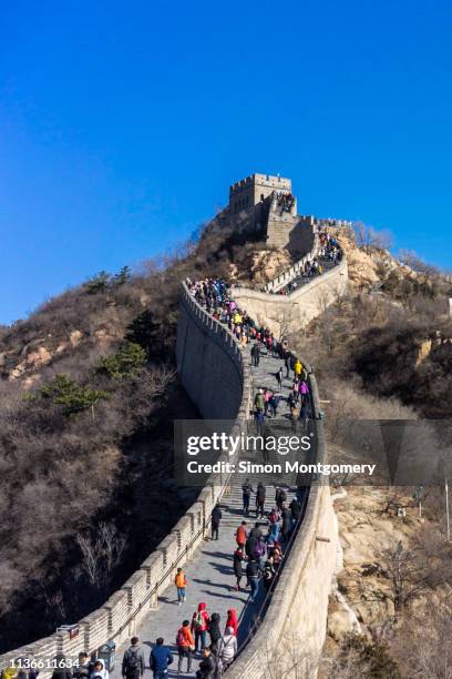 tourists walking at the badaling section of the great wall of china - 八達嶺 ストックフォトと画像