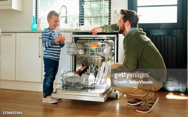 de afwasmachine zal schrobben alles schoon voor ons - dishwasher stockfoto's en -beelden
