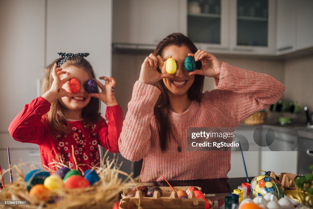 Familie mit bunten Ostereiern