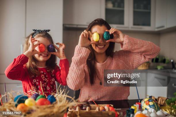 familie met kleurrijke paaseieren - pasen stockfoto's en -beelden