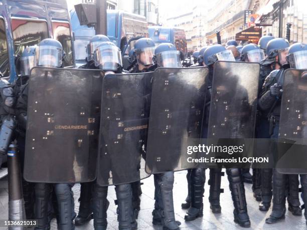 Gendarmes mobiles anti-émeute lors de la manifestation de l'acte 18 des "Gilets Jaunes" le 16 mars 2019 à Paris, France.