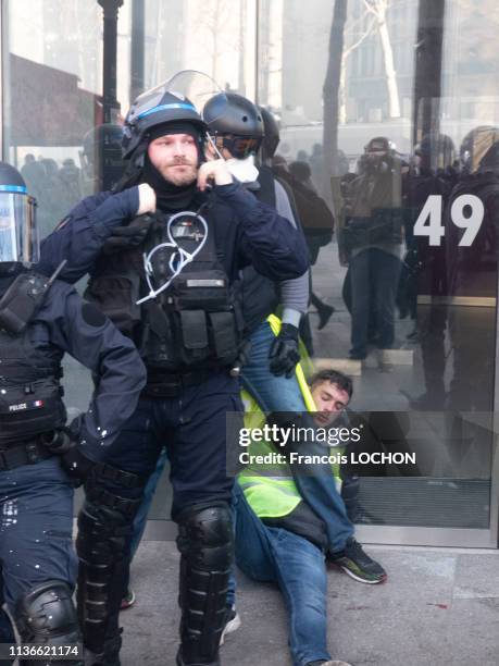 Arrestation de casseurs blackblocs par les forces de l'ordre lors de la manifestation de l'acte 18 des "Gilets Jaunes" le 16 mars 2019 à Paris,...