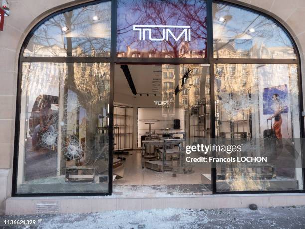 Vitrine brisée de la boutique "Trumi" lors de la manifestation de l'acte 18 des "Gilets Jaunes" le 16 mars 2019 à Paris, France.