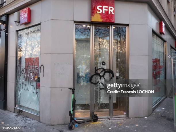 Boutique SFR vandalisée lors de la manifestation de l'acte 18 des "Gilets Jaunes" le 16 mars 2019 à Paris, France.