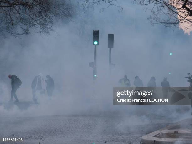 Gaz lacrymogène lors de la manifestation de l'acte 18 des "Gilets Jaunes" le 16 mars 2019 à Paris, France.