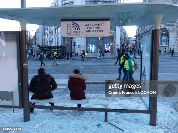 Abribus sur les Champs Elysées vandalisé lors de la manifestation de l'acte 18 des "Gilets Jaunes" le 16 mars 2019 à Paris, France.