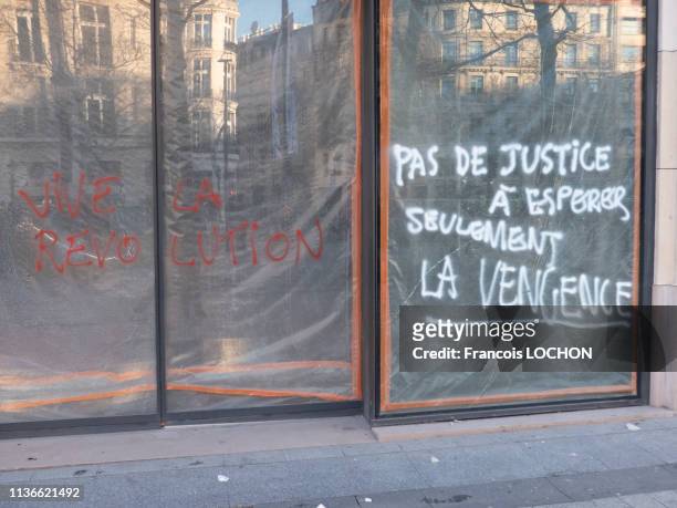Slogans "vive la révolution" et pas de justice à espérer seulement la vengeance" sur une vitrine lors de la manifestation de l'acte 18 des "Gilets...