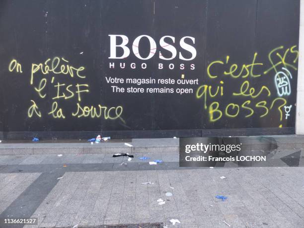 Mur "HUGO BOSS" avec l'inscription "On prélève l'ISF à la source, c'est qui les Boss ?" lors de la manifestation de l'acte 18 des "Gilets Jaunes" le...