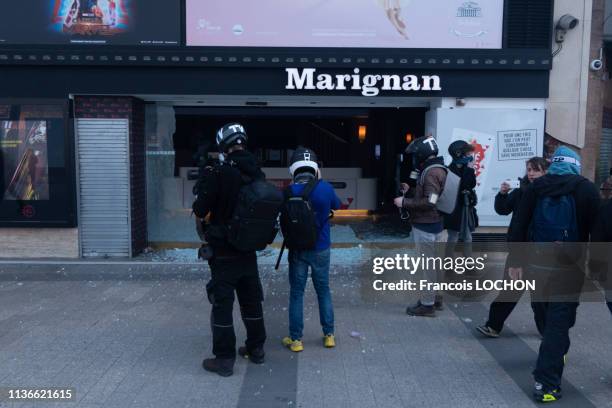 Vitrine brisée du magasin "Marignan" sur les Champs Elysées lors de la manifestation de l'acte 18 des "Gilets Jaunes" le 16 mars 2019 à Paris, France.