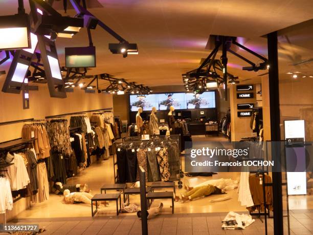 Magasin de vêtements vandalisé lors de la manifestation de l'acte 18 des "Gilets Jaunes" le 16 mars 2019 à Paris, France.