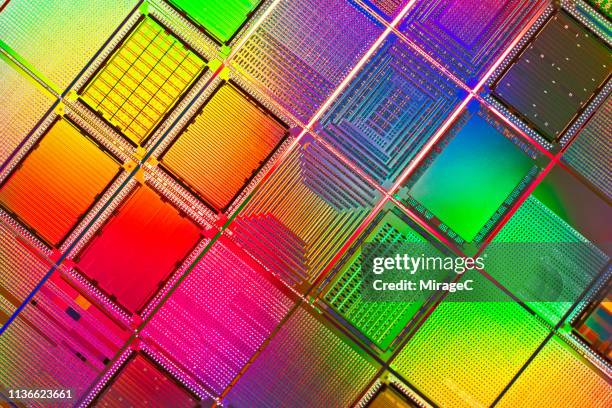 multi colored computer wafer macrophotography - vergrößerung stock-fotos und bilder