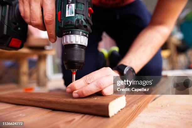 bricolage - visser dans du bois - screw driver close up stock pictures, royalty-free photos & images
