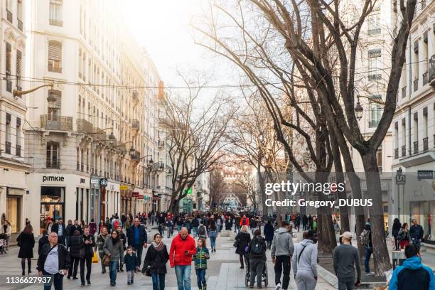 menigte van mensen wandelen in de straat van de republiek in lyon franse stad in het vroege voorjaar - auvergne rhône alpes stockfoto's en -beelden