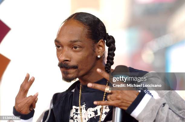 Snoop Dogg during Orlando Bloom, Ludacris and Snoop Dogg Visit MTV's "TRL" - May 4, 2005 at MTV Studios, Times Square in New York City, New York,...