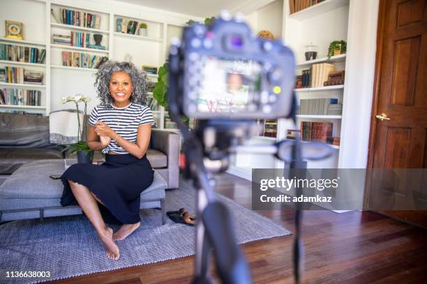 beautiful black woman recording a video - persuasion imagens e fotografias de stock