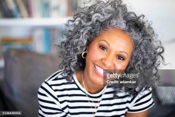 colpo alla testa ravvicinato di una bella donna nera - donne mature foto e immagini stock