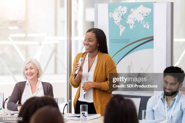 afrikanamerikanische geschäftsfrau erleichtert podiumsdiskussion - women podium stock-fotos und bilder