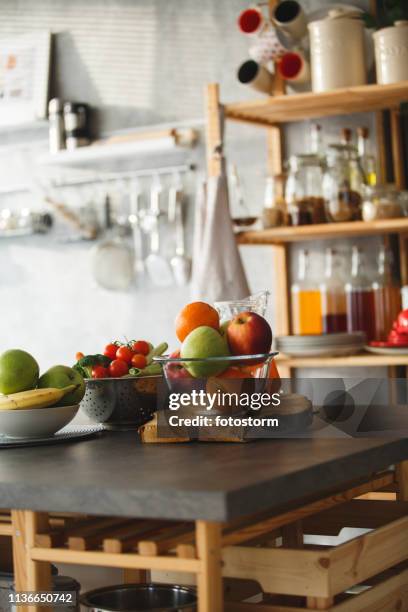 fruits and vegetables on the kitchen counter - loja de utensílios de cozinha imagens e fotografias de stock