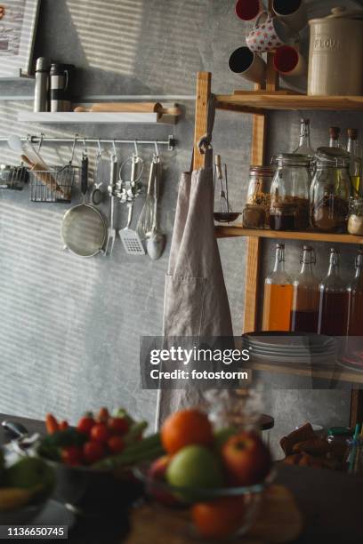 kitchen shelves and kitchen utensils hanging on the wall - loja de utensílios de cozinha imagens e fotografias de stock