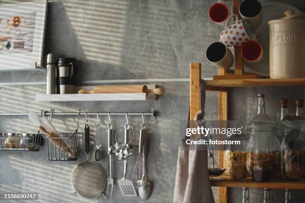 kitchen utensils hanging on the wall - loja de utensílios de cozinha imagens e fotografias de stock