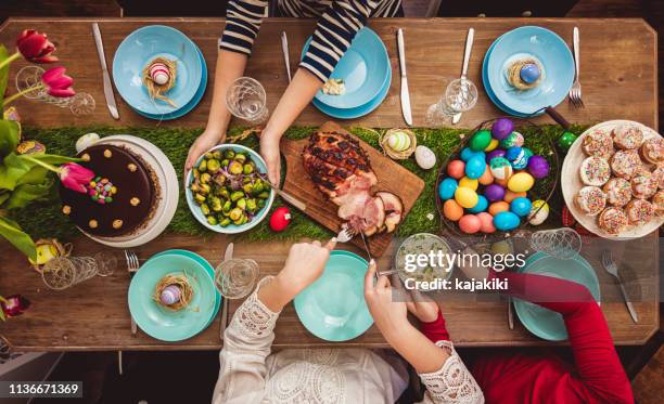 table de pâques - famille pâques photos et images de collection