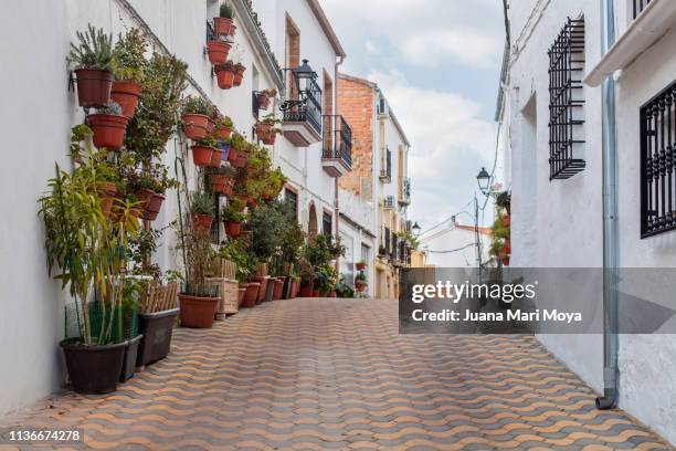 typical andalusian street in the town of chiclana de segura.  jaen - jaen province stockfoto's en -beelden