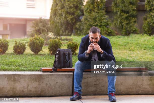lunch break outdoors - park bench stock pictures, royalty-free photos & images