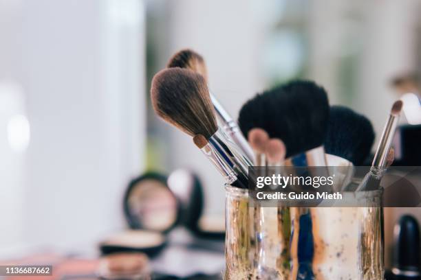 make-up brushes in artist studio. - schminkpinsel stock-fotos und bilder