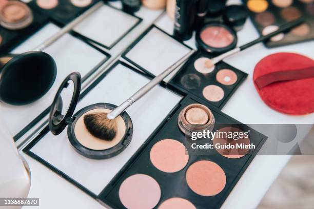 make up set and tools. - cosmetic stock-fotos und bilder