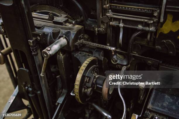 printing press machinery - biblia de gutenberg fotografías e imágenes de stock