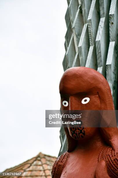 traditional maori carving in centre of rotorua town, bay of plenty, new zealand - maori carving stock pictures, royalty-free photos & images