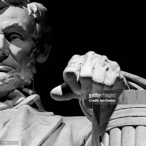 statue of abraham lincoln at lincoln memorial - national mall stockfoto's en -beelden