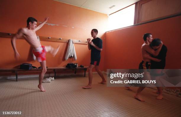 Photo prise le 28 mars à l'Hay-les-Roses, de l'échauffement dans les vestiaires avant un "combat extrême" opposant deux adversaires issus de toutes...