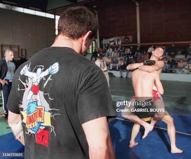 Photo prise le 28 mars à l'Hay-les-Roses, d'un "combat extrême" opposant deux adversaires issus de toutes les disciplines de combat, avec pour seules...