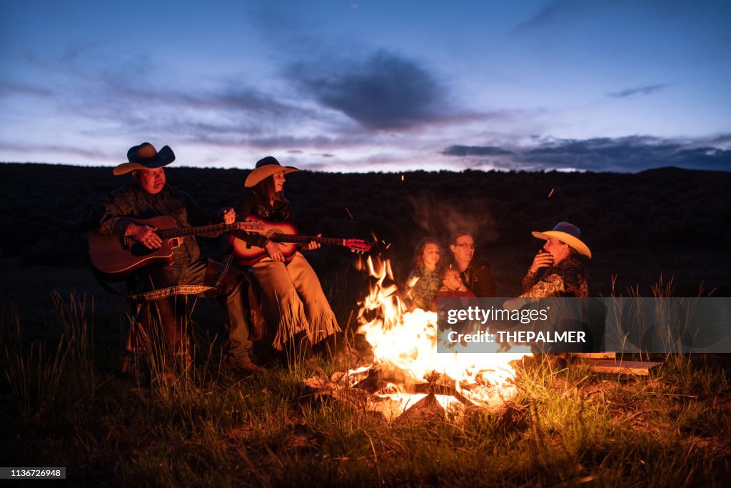 Falò cowboy al crepuscolo con la musica